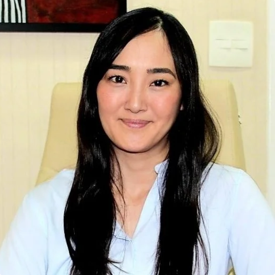 Dra. Lana Okada em consultório